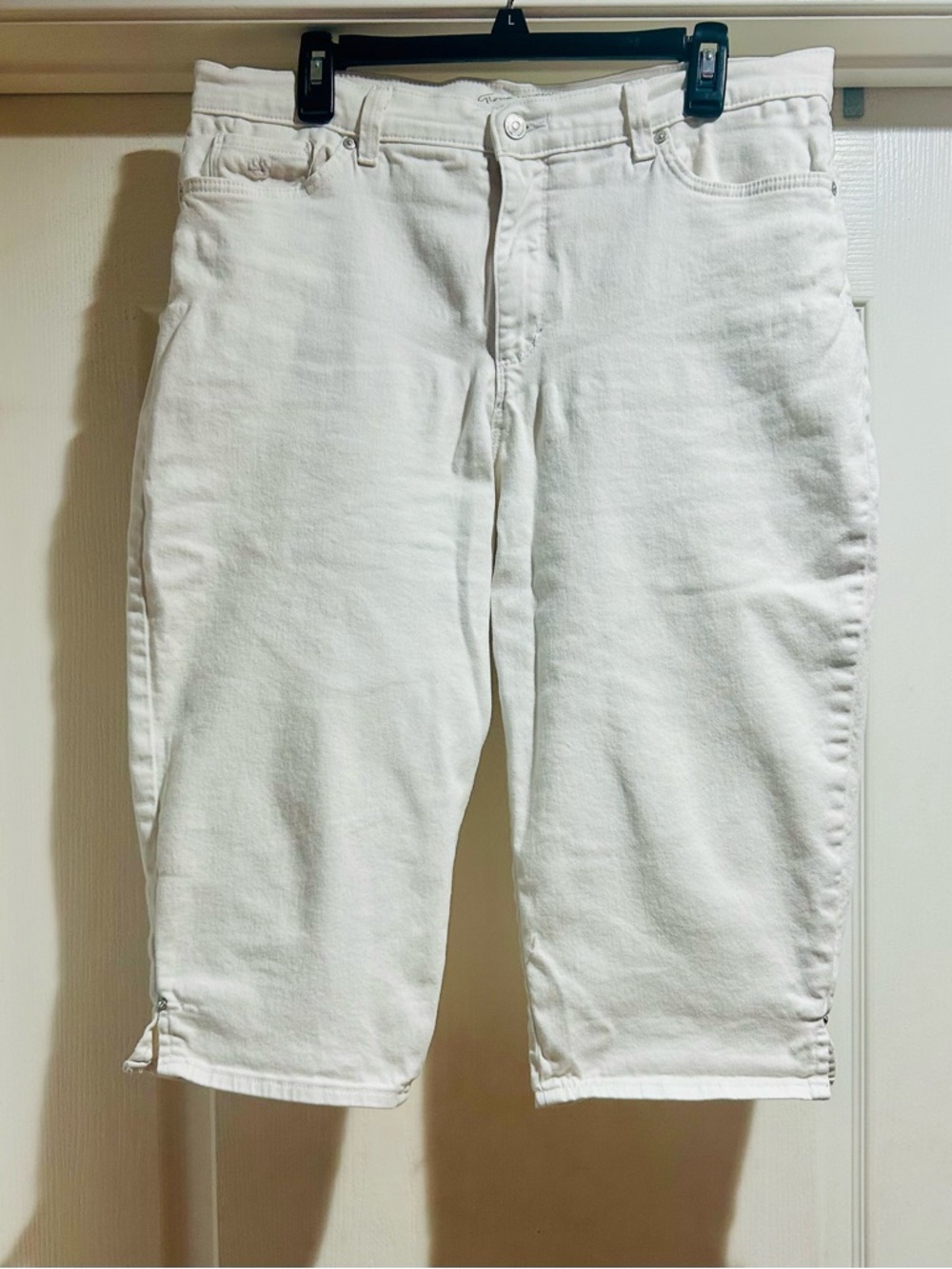 Gloria Vanderbilt White Capri Jeans with Gold Zip Detail